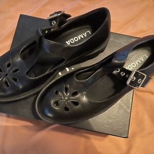 Lamo Black Women's Flats with Buckle Detail